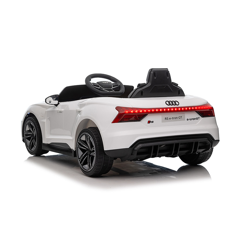 AUDI RS e-tron GT beli 24403 - Slika 6