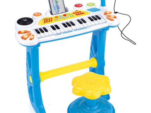 Divan dizajn i brojne funkcije pružiće detetu dugu zabavu. Može da proizvede mnogo razlićitih zvukova koji će detetu privući pažnju. Elektronski klavir može zvučati kao 3 različite životinje,8 različitih muzičkih istrunenata,12 unapred snimljenih melodija i 8 bubnjeva. Dimenzije klavijature Širina-21cm Dužina-45cm Visina-50cm Visina stolice 26cm, prečnik 21 cm Takođe postoji i priključak za povezivanje MP 3 ili telefona kako bi dete moglo da peva uz njegovu omiljenu pesmu dok koristi mikrofon koji se nalazi u kompletu. Mikrofon ima dugme za izključenje zvuka. Zabavna tastatura sa mikrofonom, stolicom i svetlosnim efektima. Kompet sadrži sintisajzer na stalku, mikrofon i stolicu. Elektronska tastatura sa visokom simulacijom zvuka Mikrofon Priključak za MP3 31 taster 12 stereo meledija već usnimljenih 8 vrsta muzičkih istrumenata 8 vrsta ritma 8 vrsta zvukova bubnja 3 vrste zvukov životinja Svetleće lampe DJ crni veliki taster(okreće se u krug) Za rad koristi baterije 3 AA 1.5 V posebno se kupuju.