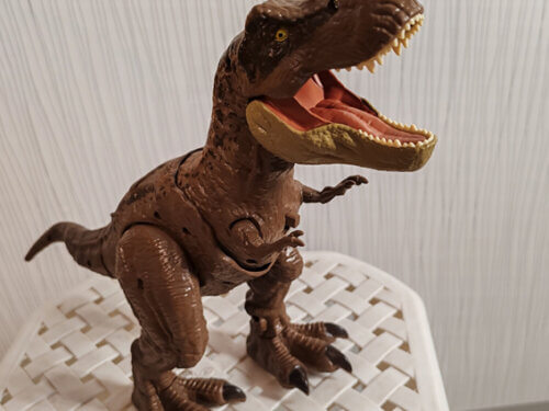 Veliki dinosaurus T-rex koji hoda